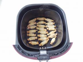 炸至表面金黄色即可