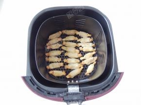 炸至表面金黄色即可