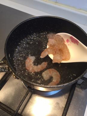 虾肉下沸水锅加少许盐