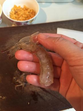 虾洗干净，挑开肠子，去壳，虾头备用