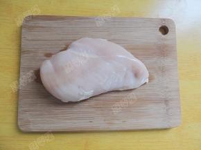 将鸡胸肉摘去肥油，洗净擦干水分