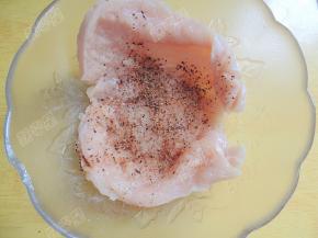 将鸡胸肉放在碗中，加入芝加哥牛排料