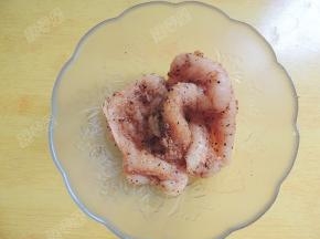 正反面按摩一下放置半小时腌制入味