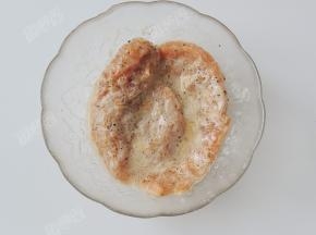 粘好淀粉的鸡排在蛋液里滚一下