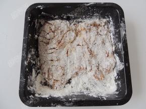 腌好的鸡排均匀粘上一层薄淀粉