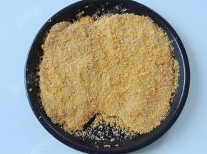 轻轻按压，抖掉多余的面包糠