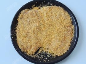 轻轻按压，抖掉多余的面包糠