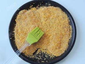 薄薄地刷一层油