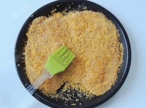 薄薄地刷一层油