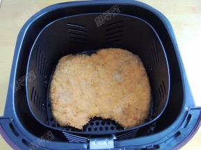 中途可以抽出炸篮查看，炸制时间结束，取出切成块，搭配黑胡椒酱汁食用。