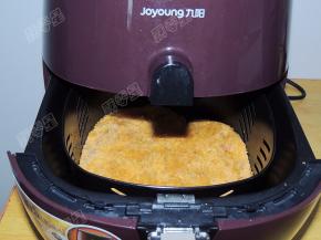 将炸篮推入空气炸锅中，炸制时间设定为20分钟