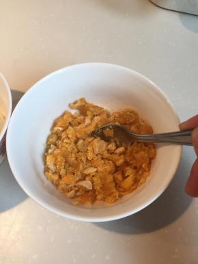 将咸蛋的蛋黄蛋白分开捣碎