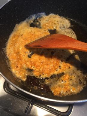 虾油锅中下咸蛋黄略炒