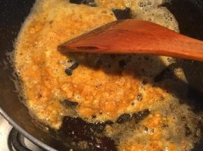 虾油锅中下咸蛋黄略炒