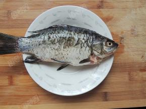 鲫鱼去鳞去腮，将里面内脏和黑膜去除干净