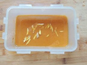 孜然烤肉料用水化开，放入料酒和生姜丝