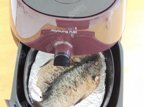 将炸篮推入空气炸锅中，炸制时间设定为15分钟