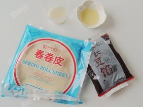 准备材料：春卷皮，红豆沙，油，湿淀粉