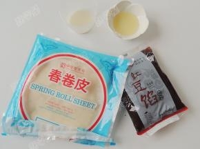 准备材料：春卷皮，红豆沙，油，湿淀粉