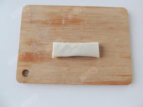 最后在封口处抹些湿淀粉，封口包成春卷生坯