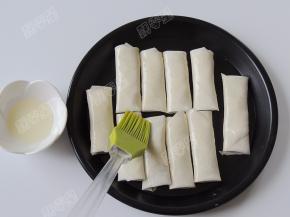 春卷生坯表面刷一层薄薄的油