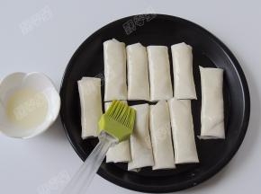 春卷生坯表面刷一层薄薄的油