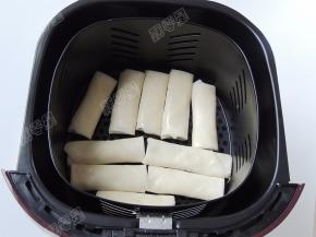 将春卷生坯放入空气炸锅的炸篮内