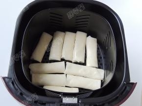 将春卷生坯放入空气炸锅的炸篮内