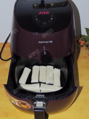 将炸篮推入空气炸锅中，温度设定200度，时间设定10分钟