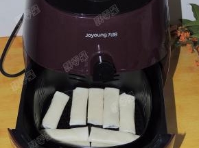 将炸篮推入空气炸锅中，温度设定200度，时间设定10分钟