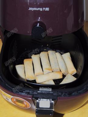 加热五分钟后取出炸篮，将春卷翻面，再刷一层油后继续加热五分钟。炸制时间结束后取出即可