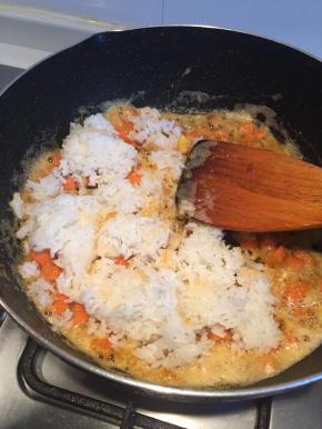 加入隔夜饭翻炒至米粒均匀上色