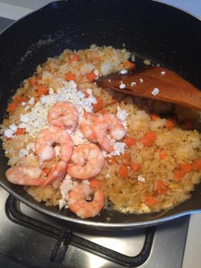 放入咸蛋白、虾仁