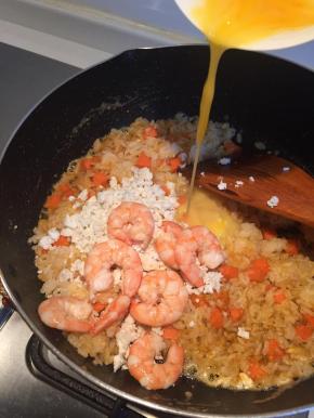 加入鸡蛋液继续翻炒均匀