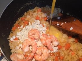 加入鸡蛋液继续翻炒均匀