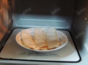 把杏鲍菇放入盘中，微波炉高火叮2分钟