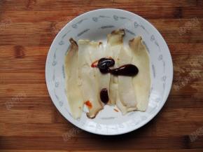 把蚝油放入杏鲍菇中，搅拌均匀