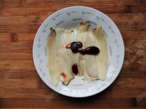 把蚝油放入杏鲍菇中，搅拌均匀
