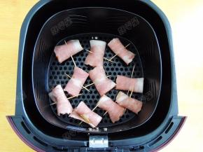 九阳空气炸锅200度预热5分钟，将做好的培根杏鲍菇卷放入炸篮内
