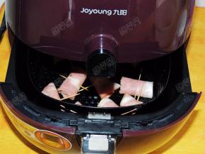 将炸篮推入空气炸锅中