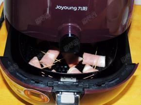 将炸篮推入空气炸锅中