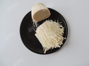 金针菇切去根部后清洗干净沥干水分