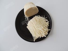 金针菇切去根部后清洗干净沥干水分