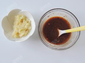 大蒜捣成蒜蓉，调料碗中加入适量水搅拌匀
