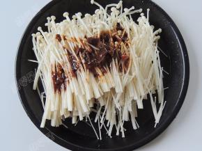 将金针菇撕开，加入准备好的调料