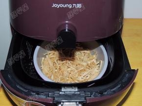 将炸篮推入空气炸锅中，设置温度200度，时间为15分钟，时间到后取出，撒上葱花就可以吃啦