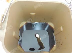 将红糖水倒入面包机内桶