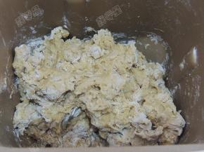 用筷子搅拌至无干粉状态后放入面包机启动揉面程序