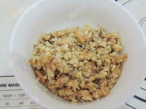 核桃用擀面杖擀碎一些