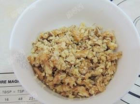 核桃用擀面杖擀碎一些